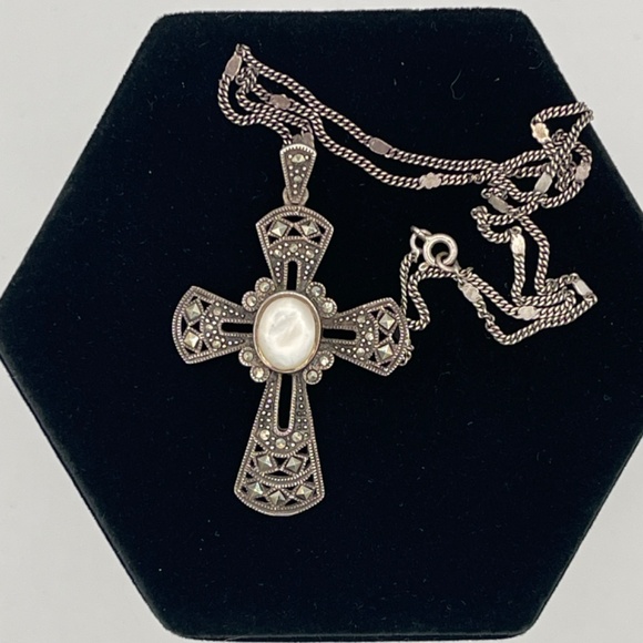 925 STERLING SILVER MOTHER OF PEARL & MARCASITES CROSS PENDANT - Picture 5 of 9